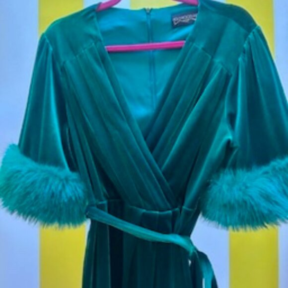 Hollywood Land Emerald Velvet Wrap Dress with Fur Sleeve Size XL - Picture 9 of 12